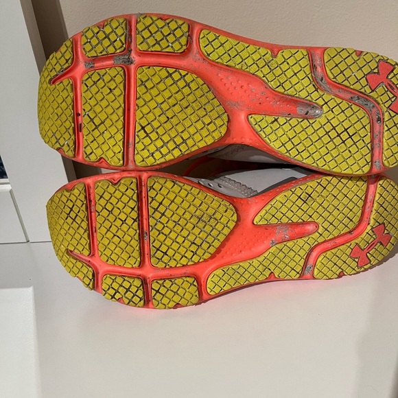 Women’s Size 9 Gray and Pink Under Armour Athletic Shoes - Picture 4 of 7